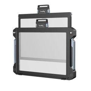 Kaksi SmallRig 3649 Filter Tray 4x5.65" suorakulmaista, läpinäkyvää koteloa, joissa on mustat kehykset ja siniset kahvat; toinen kotelo on asetettu hieman toisen eteen ja alle.