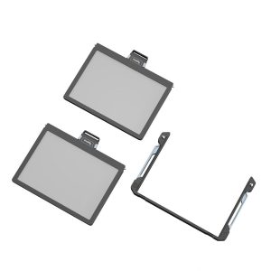 Digitaalisessa kuvassa on kolme näkymää SmallRig 3649 Filter Tray 4X5.65" -suodatinalustasta, jossa on tummat kehykset: suljettu etunäkymä, suljettu takanäkymä ja avoin, kulmikas asento.