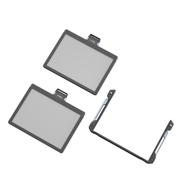 Digitaalisessa kuvassa on kolme näkymää SmallRig 3649 Filter Tray 4X5.65" -suodatinalustasta, jossa on tummat kehykset: suljettu etunäkymä, suljettu takanäkymä ja avoin, kulmikas asento.