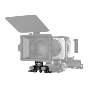 Lähikuva SmallRig 3652 Dual Rod Support -telineestä ammattimaisen elokuvakameralaitteiston alla, jossa näkyy yksityiskohtaisia lisävarusteita ja kiinnitysosia, kuten mattapintainen laatikko ja objektiivi, kaikki valkoisella taustalla.