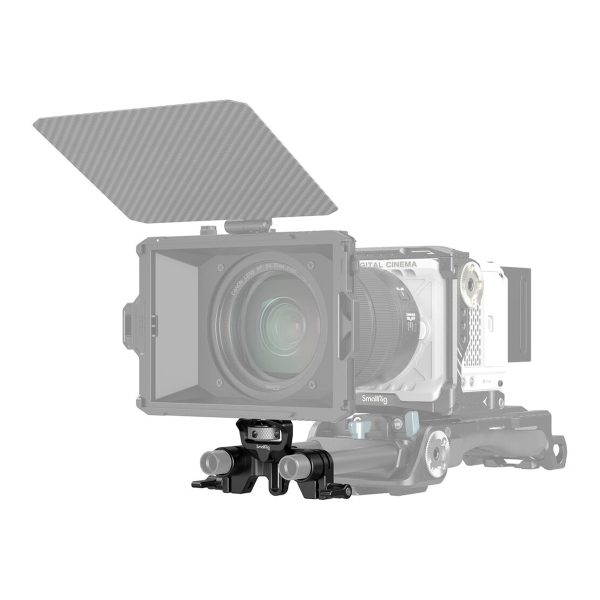 Lähikuva SmallRig 3652 Dual Rod Support -telineestä ammattimaisen elokuvakameralaitteiston alla, jossa näkyy yksityiskohtaisia lisävarusteita ja kiinnitysosia, kuten mattapintainen laatikko ja objektiivi, kaikki valkoisella taustalla.