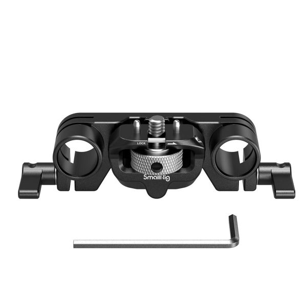 SmallRig 3652 Dual Rod Support on musta metallinen kameran lisävaruste, jossa on kaksi sivukiinnikettä, keskimmäinen lukitusnuppi ja mukana toimitettu kuusiokoloavain, joka on sijoitettu etupuolelle ja joka on suunniteltu rigin kiinnittämiseen tai tukemiseen.