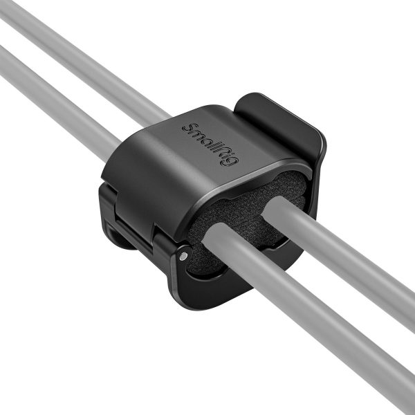 SmallRig 3685 Camera Cable Clamp (4 kpl) kiinnittää kaksi harmaata kaapelia rinnakkain ja pitää ne järjestyksessä ja erillään vaahtomuovivuoren ja sivulukitusmekanismin avulla.