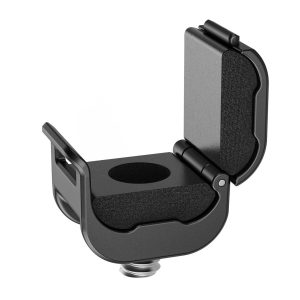 SmallRig 3685 Camera Cable Clamp (4 kpl) on musta, L-muotoinen metallinen ja vaahtomuovilla pehmustettu pidike, jossa on 90 asteen saranoidut läpät sylinterimäisten lisävarusteiden kiinnittämiseen turvallisesti.