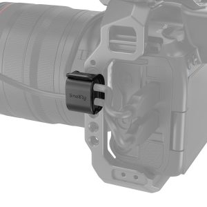 Lähikuva kamerarigistä, jossa SmallRig 3685 Camera Cable Clamp (4 kpl) kiinnittää useita kaapeleita, järjestää ja suojaa niitä kameran porttien lähellä.