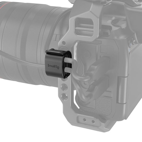 Lähikuva kamerarigistä, jossa SmallRig 3685 Camera Cable Clamp (4 kpl) kiinnittää useita kaapeleita, järjestää ja suojaa niitä kameran porttien lähellä.