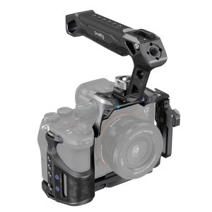SmallRig 3708 Rhinoceros Basic Cage Kit for Sony A7R V / A7 VI / A7 SIII on musta häkki, jossa on yläkahva, kuvioitu kahva ja useita kiinnityspisteitä, jotka tarjoavat lisää vakautta ja lisävarustevaihtoehtoja videokuvaukseen.
