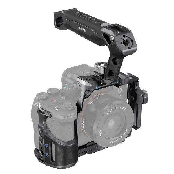 SmallRig 3708 Rhinoceros Basic Cage Kit for Sony A7R V / A7 VI / A7 SIII on musta häkki, jossa on yläkahva, kuvioitu kahva ja useita kiinnityspisteitä, jotka tarjoavat lisää vakautta ja lisävarustevaihtoehtoja videokuvaukseen.