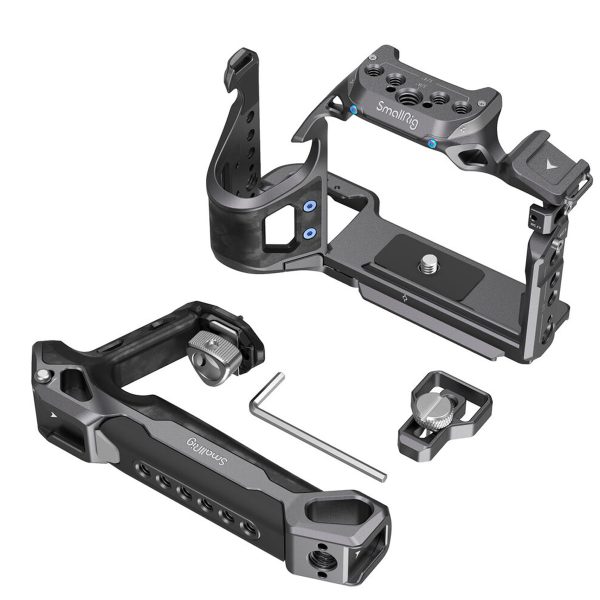 SmallRig 3708 Rhinoceros Basic Cage Kit Sony A7R V:lle, A7 VI:lle tai A7 SIII:lle sisältää mustan kamerahäkin rungon, sivukahvan, yläkahvan, kuusiokoloavaimen ja kiinnitysruuvin valkoisella pohjalla.