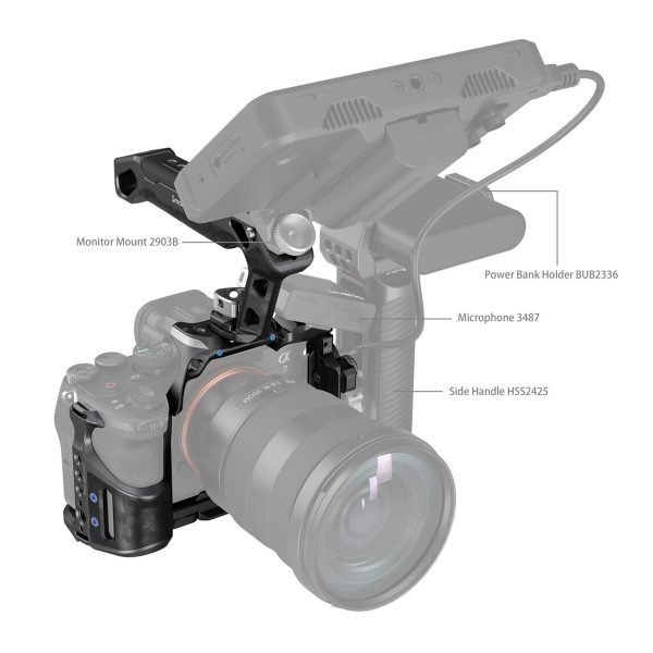 SmallRig 3708 Rhinoceros Basic Cage Kit for Sony A7R V / A7 VI / A7 SIII on varustettu suurella objektiivilla, monitorin yläkiinnityksellä, virtapankin pidikkeellä, ulkoisella mikrofonilla ja sivukahvalla. Jokainen lisävaruste on merkitty mallinumerollaan.