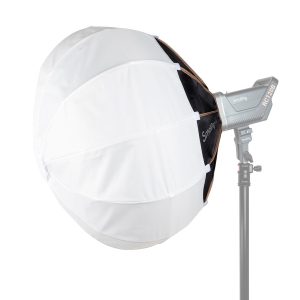 SmallRig 3754 RA-L65 Lantern Softbox on suuri, pyöreä, valkoinen diffuusori, joka on kiinnitetty mustalla jalustalla olevaan studiostroboskooppivalaisimeen, joka on ihanteellinen ammattimaiseen valokuvaukseen.