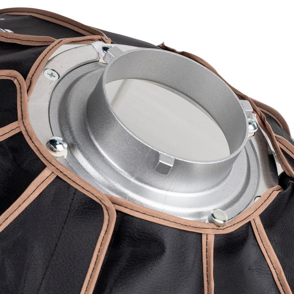 Lähikuva SmallRig 3754 RA-L65 Lantern Softboxista, jossa näkyy sen pyöreä metallinen kiinnike, joka on kiinnitetty mustaan kangasrakenteeseen, jossa on ruskea reunus.
