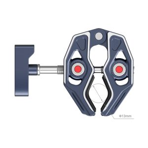 Lähikuva SmallRig 3755 Crab-Shaped Clamp -puristimesta sinisessä ja hopeisessa värissä, jossa on kaksi säädettävää leukaa punaisilla pyöreillä korostuksilla ja sivuruuvikahva, joka on avattuna ja sopii halkaisijaltaan 13 mm:n esineelle.