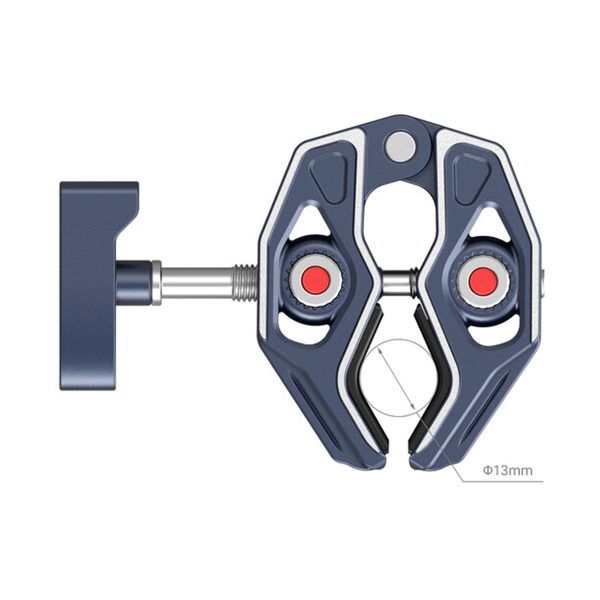 Lähikuva SmallRig 3755 Crab-Shaped Clamp -puristimesta sinisessä ja hopeisessa värissä, jossa on kaksi säädettävää leukaa punaisilla pyöreillä korostuksilla ja sivuruuvikahva, joka on avattuna ja sopii halkaisijaltaan 13 mm:n esineelle.