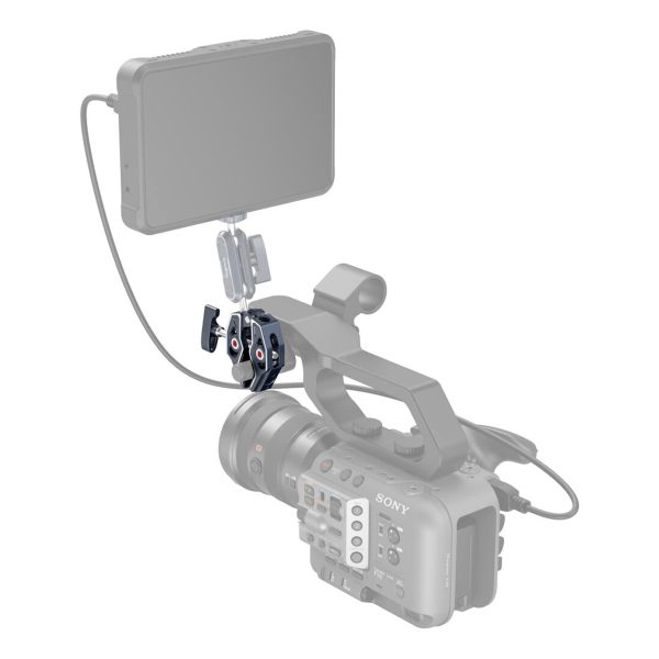 Värillinen kameramonitori on kiinnitetty Sony-videokameran (harmaasävyinen) yläpuolelle SmallRig 3755 Crab-Shaped Clampin ja nivelvarren avulla, ja molemmat laitteet on yhdistetty kaapelilla.