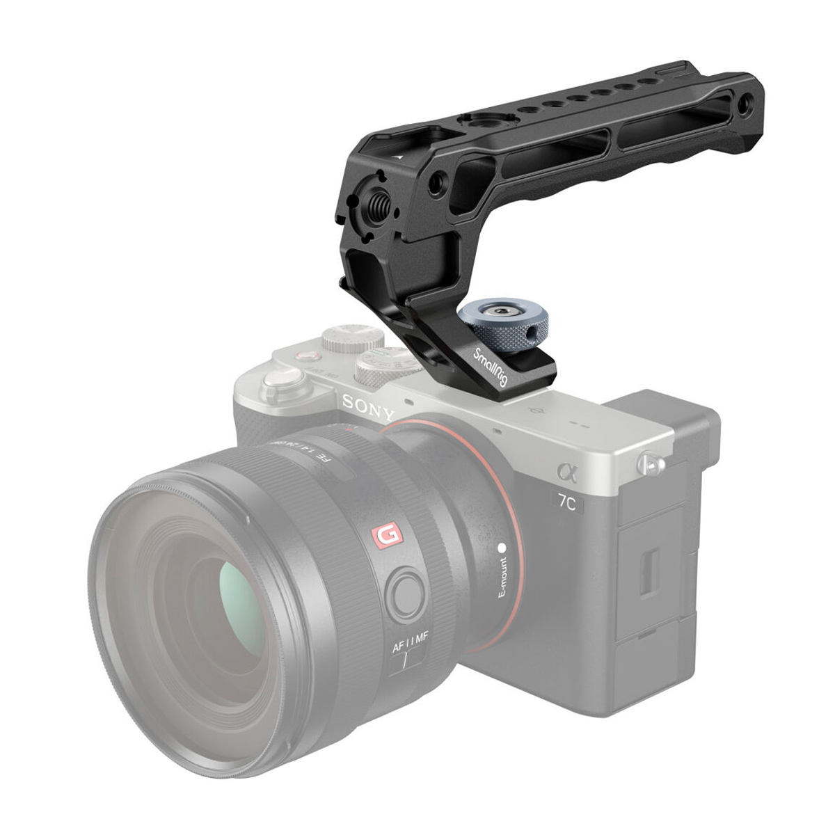 SmallRig 3764 Top Handle with Cold Shoe on esitetty Sony Alpha 7C -peilittömän kameran ja objektiivin yläpuolella, mikä korostaa kahvaa erillisenä lisävarusteena.