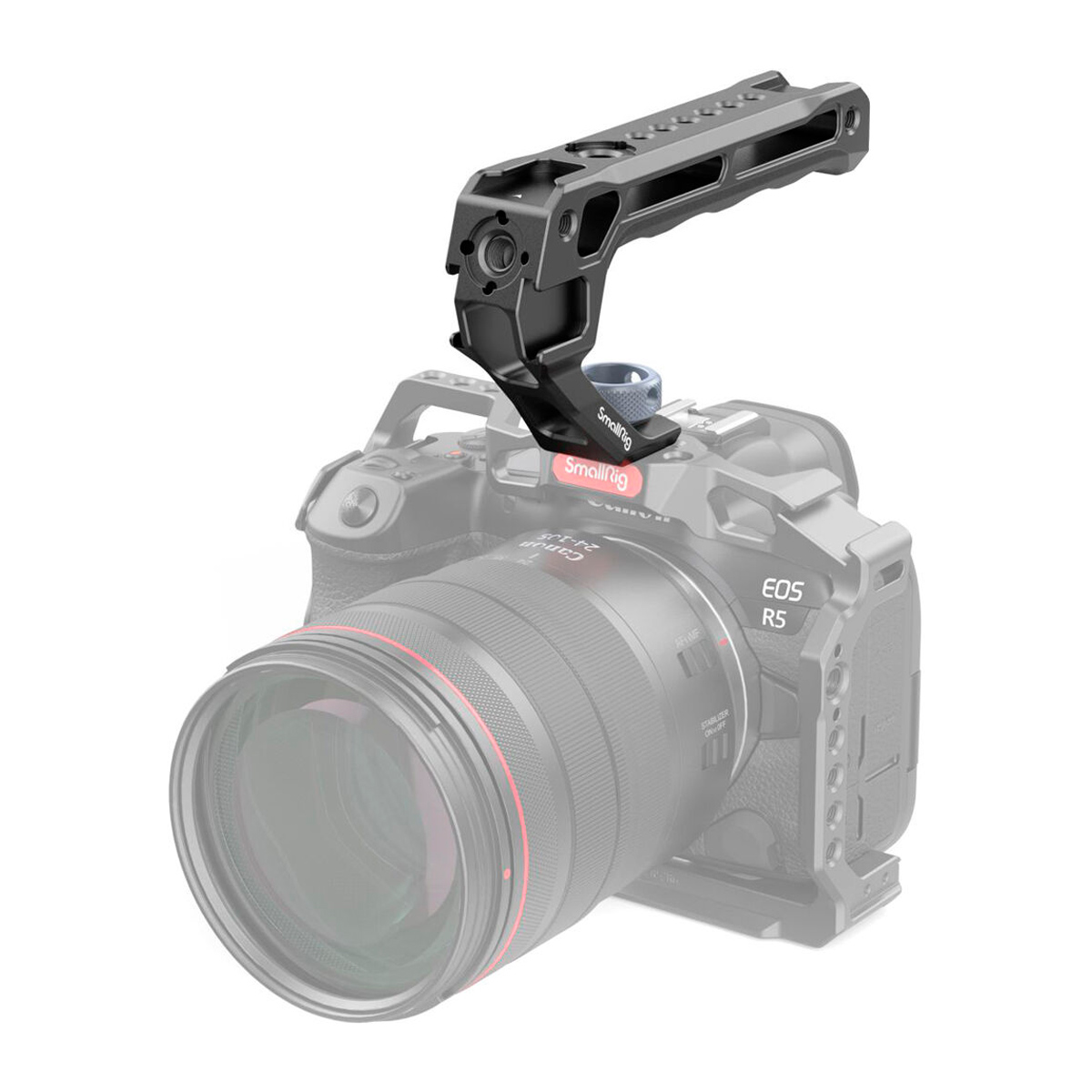 Mustasta metallista valmistettu SmallRig 3765 ARRI Locating Top Handle on asennettu Canon EOS R5 -laitteeseen, jossa on suuri objektiivi. Kahvassa on kuvioitu ote ja useita kiinnityspisteitä, jotka näkyvät täysissä väreissä kameran näyttäessä haalistuneelta.