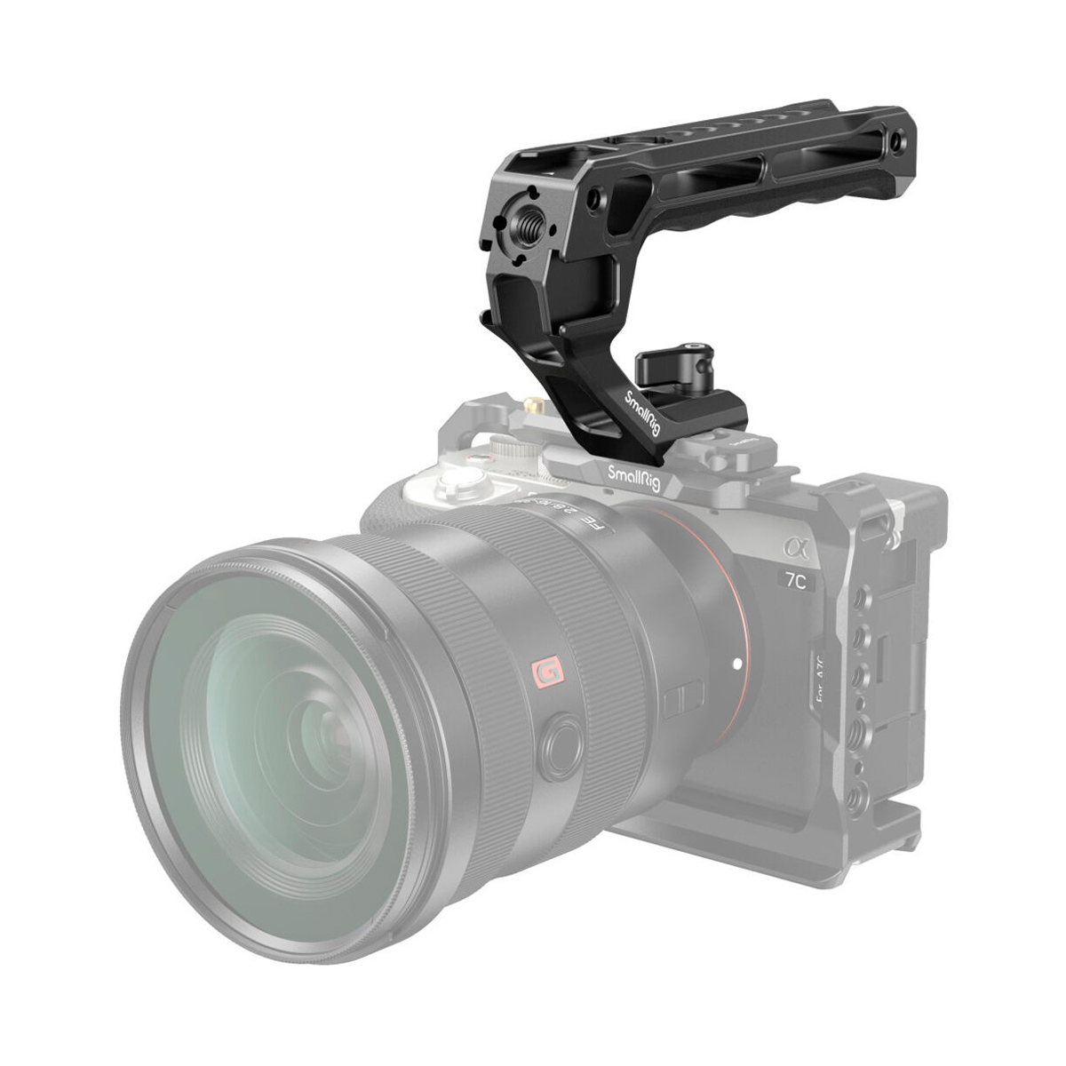 SmallRig 3766 NATO Top Handle Lite, musta, on asennettu peilittömän kameran rungon päälle, ja kamera ja objektiivi näkyvät hienovaraisesti puoliksi läpinäkyvässä efektissä.