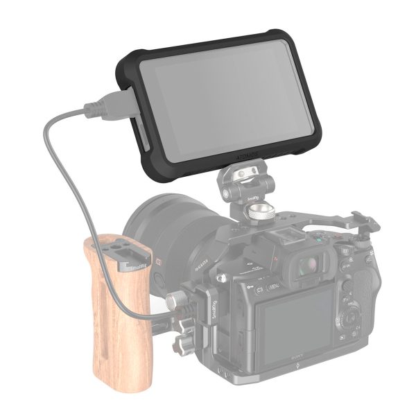 Suuri ulkoinen monitori liitetään kaapelilla ammattikäyttöön tarkoitettuun kamerarigiin käyttämällä SmallRig 3788 Cage Kit for Atomos Ninja V/V+ -mallia, joka sisältää puisen sivukahvan ja häkin vakautta ja lisävarusteiden kiinnitystä varten.