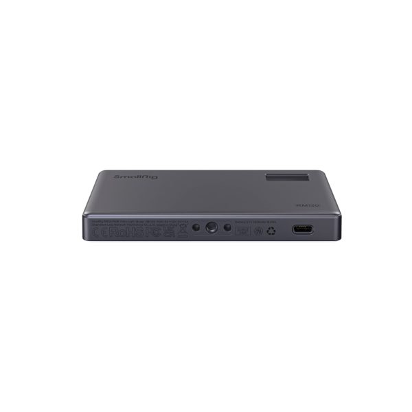 SmallRig-3808-3 SmallRig 3808 RGB Videolight RM120 on kompakti, suorakulmainen musta laite, jossa on useita sivuportteja, mukaan lukien USB-C ja useita pyöreitä tulo- ja lähtöliittimiä, ja jonka päällä on SmallRigin logo.