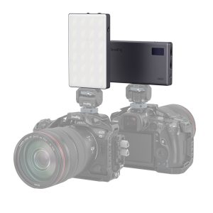 SmallRig-3808-4 SmallRig 3808 RGB Videolight RM120 on asennettu Canon EOS R5 -kameran päälle, ja se näkyy sekä etu- että takakulmasta kameran ja valaistusasetelman esittelemiseksi.