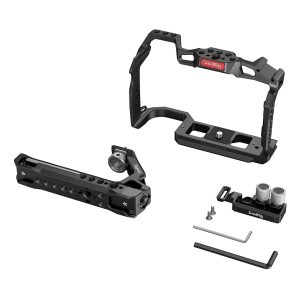 SmallRig 3830 Handheld Kit Canon EOS R5/R6/R5C:lle sisältää mustan metallisen kamerahäkin, jossa on useita kiinnityspisteitä, sivukahvan, kiinnitystarvikkeet ja kaksi kuusiokoloavainta, kaikki valkoisella pohjalla.