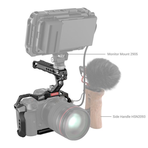 Kuvassa näkyvä SmallRig 3830 Handheld Kit for Canon EOS R5/R6/R5C sisältää ammattilaiskameran, jonka päällä on ulkoinen monitori (kiinnitys 2905), haulikkomikrofoni, jossa on karvapeitteinen tuulisuoja, ja puinen sivukahva (HSN2093).