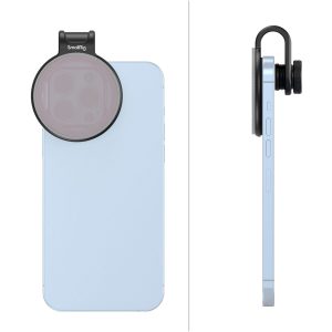 SmallRig 3845 52 mm:n magneettinen suodatinklipsi matkapuhelimelle on kuvassa kiinnitettynä vaaleansinisen älypuhelimen takakameroiden päälle, näkymät takaa ja sivulta valkoista taustaa vasten.