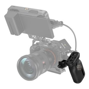 Mustaa hiilikuitua oleva SmallRig 3847 Universal Rotating Nato Side Handle on korostettu, ja se on kiinnitetty ammattikäyttöön tarkoitettuun kameralaitteistoon, jonka objektiivi ja ulkoinen monitori näkyvät taustalla häivytettyinä.