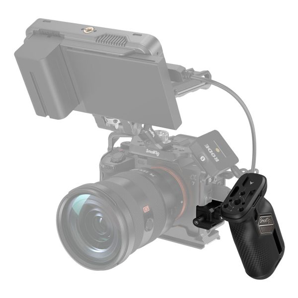 Mustaa hiilikuitua oleva SmallRig 3847 Universal Rotating Nato Side Handle on korostettu, ja se on kiinnitetty ammattikäyttöön tarkoitettuun kameralaitteistoon, jonka objektiivi ja ulkoinen monitori näkyvät taustalla häivytettyinä.