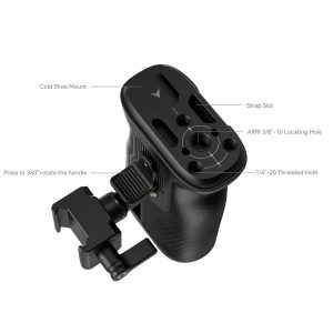 Isometrinen näkymä SmallRig 3847 Universal Rotating Nato Side Handle -kahvasta, jossa näkyvät merkityt osat: kylmäkenkäkiinnitys, hihna-aukko, ARRI 3/8"-16 -paikoitusreikä, 1/4"-20-kierrereikä ja painonappi kahvan 360°:n kääntämistä varten.