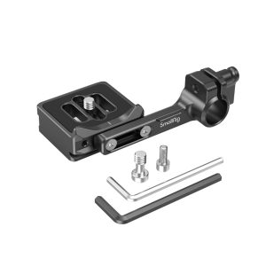 SmallRig 3853 -pikavapautuslevyssä, jossa on 15 mm:n sauvakiinnike, mukaan lukien kaksi kuusiokoloavainta ja ruuvit, on varteen kaiverrettu SmallRig-logo, ja se on kuvattu valkoisella pohjalla.