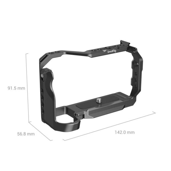 SmallRig 3858 Cage for Nikon Z30 on musta metallinen kamerahäkki, jonka korkeus on 91,5 mm, syvyys 56,8 mm ja leveys 142,0 mm ja jossa on useita kiinnitysreikiä ja ruuvipohja kameran turvallista kiinnittämistä varten.