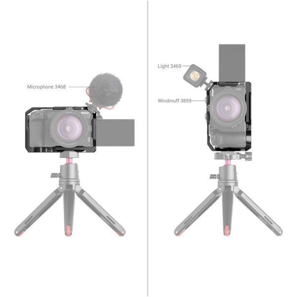 Kaksi Nikon Z30 -kameraa, jotka molemmat on kiinnitetty SmallRig 3858 Cage -kamerahäkkiin, ovat pienillä jalustoilla. Vasemmalla on mikrofoni, jossa on tuulipeite; oikealla on suorakulmainen valo, johon on kiinnitetty tuulipeite. Molemmissa kameroissa on ulosvedettävät näytöt.