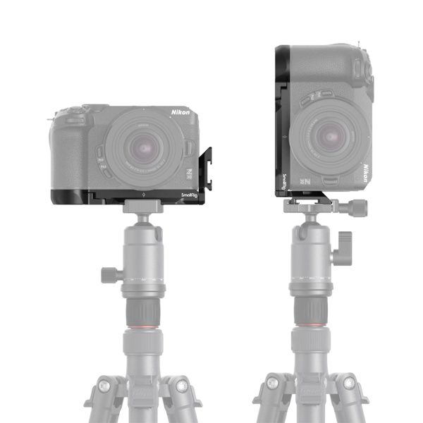 SmallRig-3860-3 Kaksi jalustalle kiinnitettyä Nikon Z30 -kameraa näyttää maisema- (vasemmalla) ja muotokuvasuunnat (oikealla), molemmat kiinnitetty SmallRig 3860 L-telineellä. Jalustat ja kamerat on esitetty puoliksi läpinäkyvästi.