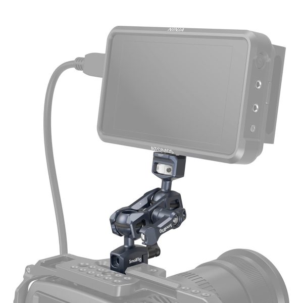 SmallRig 3875 Magic Arm, jossa on kaksi kuulapäitä (1/4"-20 ruuvi ja NATO-kiinnike), asennetaan himmeän digitaalikameran ja ulkoisen monitorin väliin ja yhdistetään ne kaapeleilla, jotka korostavat käsivarren kiinnitystä.