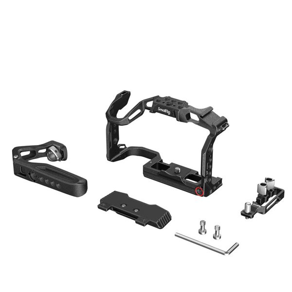 SmallRig 3891 Handheld Black Mamba Kit Canon EOS R5C:lle sisältää mustan rungon, sivukahvan, kiinnityslevyn, pieniä ruuveja, jakoavaimen ja lisävarusteita - kaikki siististi järjestettynä valkoisella pohjalla.