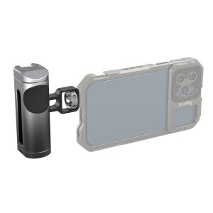 SmallRig 3894 Side Handle for Smartphone, kuvassa mustana ja hopeisena, on kiinnitetty puhelinkotelon kylkeen läpinäkyvässä kuvassa, joka korostaa sen kiinnitys- ja kahvaominaisuuksia.