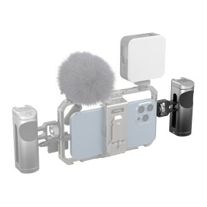 SmallRig 3894 Side Handle for Smartphone kiinnittyy metalliseen videorigiin ja tarjoaa tukevat kaksi sivukahvaa liikkuvaa videokuvausta tai vloggausta varten, ja se tukee lisävarusteita, kuten mikrofonia ja LED-valoa.