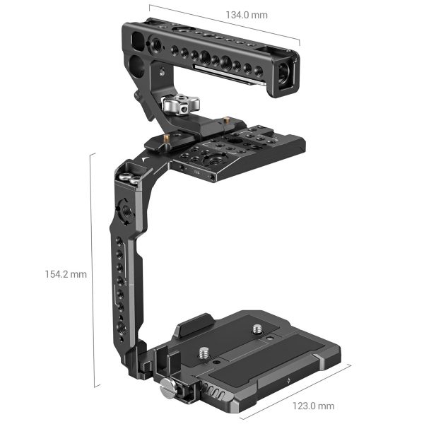 SmallRig 3899 Handheld Kit for Canon EOS C70 on musta metallinen kamerahäkki, jossa on kahvakiinnike ja jossa on tarkat mitat - 134,0 mm leveä ylhäältä, 154,2 mm korkea ja 123,0 mm leveä alhaalta - sekä useita näkyviä kiinnitysreikiä.