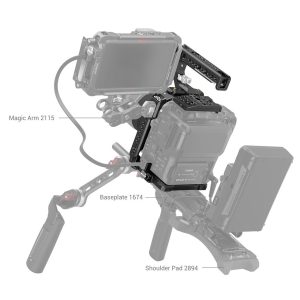 SmallRig 3899 Handheld Kit Canon EOS C70:lle sisältää Magic Arm 2115 -varren näytön tueksi, Baseplate 1674 kameran alla ja Shoulder Pad 2894 selässä mukavaa käsivaralta kuvaamista varten.