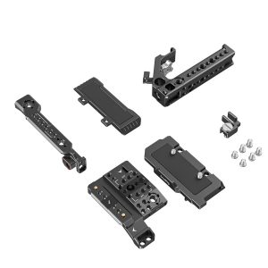 Purettu SmallRig 3899 Handheld Kit Canon EOS C70:lle, mukaan lukien mustat metallilevyt, kahvat ja ruuvit sekä kiinnitystarvikkeet valkoisella pohjalla.