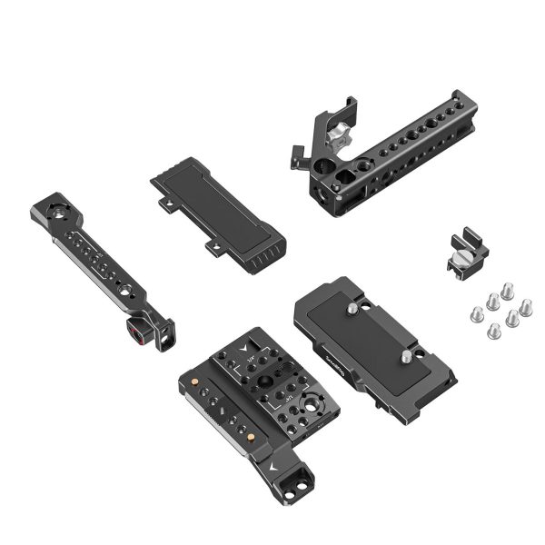 Purettu SmallRig 3899 Handheld Kit Canon EOS C70:lle, mukaan lukien mustat metallilevyt, kahvat ja ruuvit sekä kiinnitystarvikkeet valkoisella pohjalla.