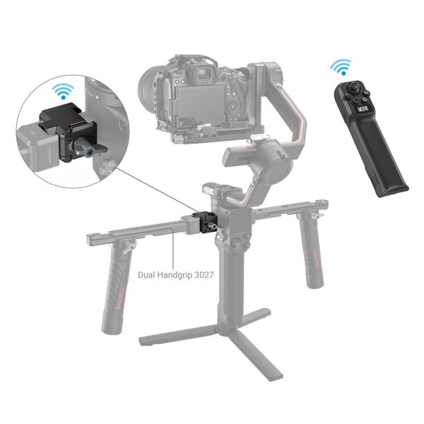 SmallRig-3920-5 Kaavio, jossa SmallRig 3920 Wireless Controller for DJI RS Series on asennettu gimbaliin, jossa on kaksoiskahva ja jalustan jalusta. Sisäkuvassa korostuu sen langaton vastaanotin, ja kauko-ohjain on esitetty kauko-ohjauksen merkkinä.