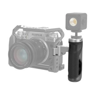SmallRig 3922 Foldable Side Handle, johon on kiinnitetty LED-valo, on kiinnitetty Fujifilm X-T4 -kameran kylkeen, joka näkyy taustalla haalistuneena. Tarkennus kohdistuu kahvaan ja valon lisävarusteeseen.