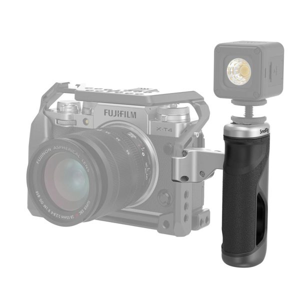 SmallRig 3922 Foldable Side Handle, johon on kiinnitetty LED-valo, on kiinnitetty Fujifilm X-T4 -kameran kylkeen, joka näkyy taustalla haalistuneena. Tarkennus kohdistuu kahvaan ja valon lisävarusteeseen.