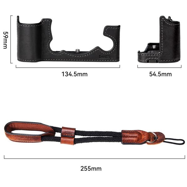SmallRig 3927 Half Case & Wrist Strap Fujifilm X-T5:lle sisältää mustaa nahkaa ruskeilla tikkauksilla, kuvassa edestä ja sivulta mitat, ja sisältää mustan ja ruskean nahkarannehihnan, joka näkyy alla merkityn pituuden kanssa.