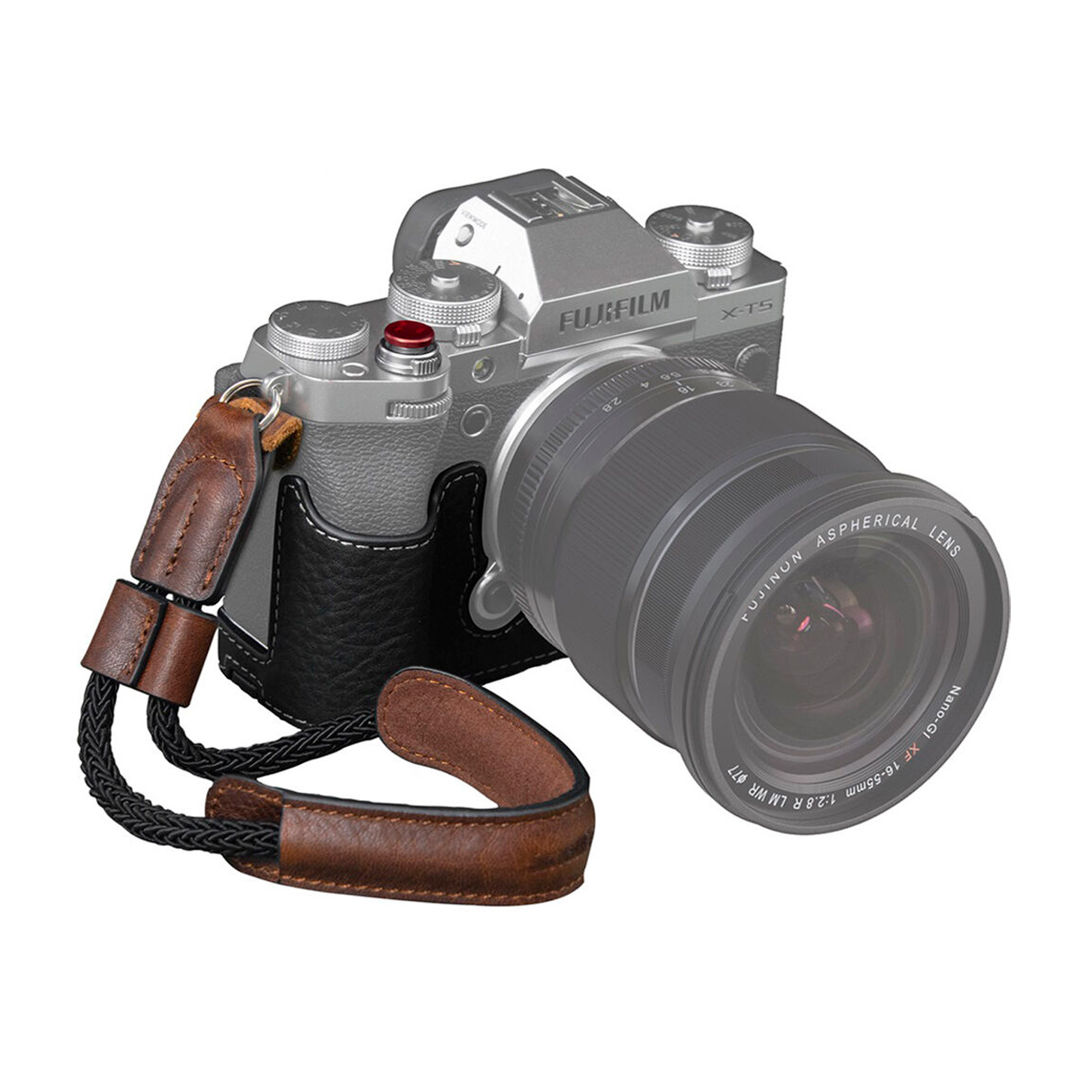 Kuvassa on mustan ja hopean värinen Fujifilm X-T5 -kamera, jossa on suuri objektiivi ja joka on asennettu SmallRig 3927 Half Case -koteloon ja ruskeaan nahkarannekkeeseen, joka on suunniteltu tätä kameraa varten.