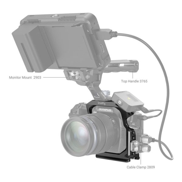 The picture shows the SmallRig 3948 camera cage for OM system OM-1 with lens mounted and accessories marked: top handle 3765, monitor mount 2903 and cable mount 2809.