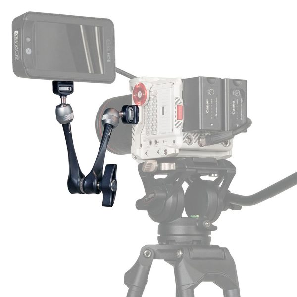 Kolmijalkaan asennettu ammattikäyttöön tarkoitettu videokamera käyttää SmallRig 3959 Rosette Arm 11" -vartta ulkoisen monitorin kiinnittämiseen joustavaa videovalvontaa varten.